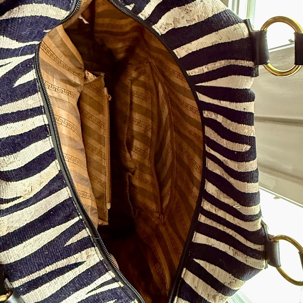 Stylish Zebra Print Duffle Handbag. - image 7